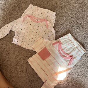 The Honest Company nightgowns 0-6 months